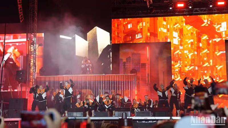 Оживленная церемония открытия финала в Ставрополе. Фото: Суан Хынг