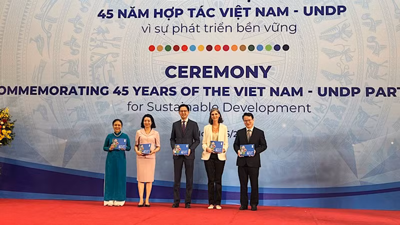 Постоянный представитель ПРООН во Вьетнаме Рамла Халиди вручает фотокниги, посвященные 45-летию установления отношений партнерства между Вьетнамом и ПРООН в интересах устойчивого развития, руководителям министерств и отраслей Вьетнама. 