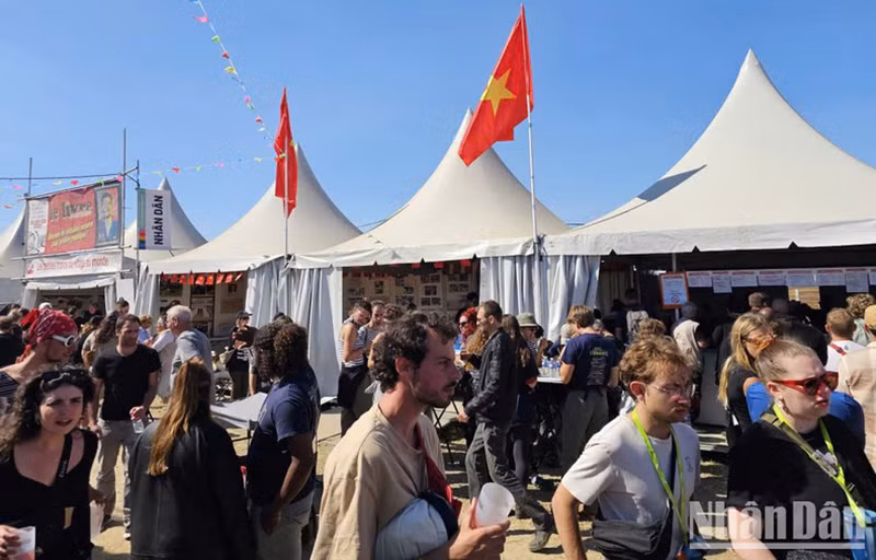 Выставочный стенд Вьетнама – это знакомое место для большого числа французских и международных друзей на фестивале газеты «Юманите».