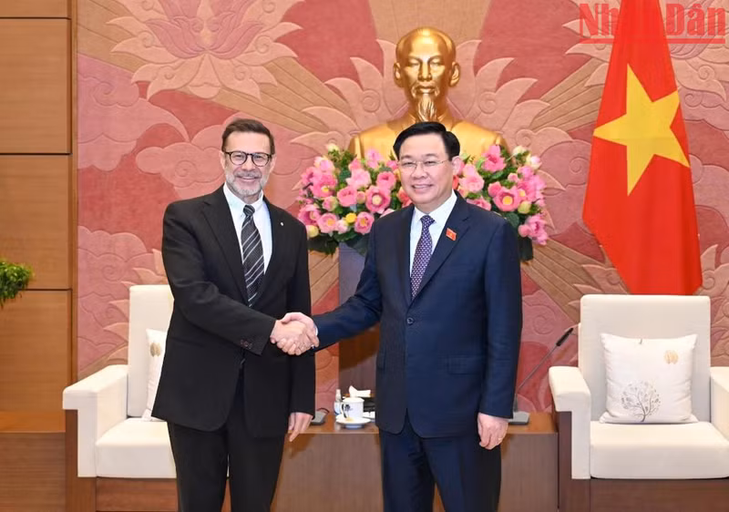 Председатель НС Выонг Динь Хюэ (справа) и Посол Австралии во Вьетнаме Эндрю Голедзиновски. Фото: Зюи Линь