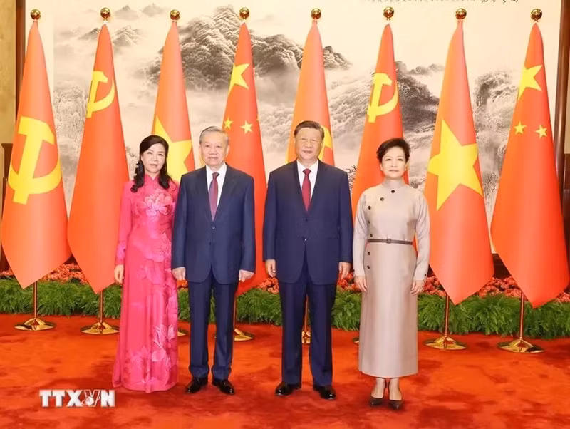 Генеральный секретарь ЦК КПВ, Президент Вьетнама То Лам с супругой и Генеральный секретарь ЦК КПК, Председатель Китая Си Цзиньпин с супругой. Фото: ВИА