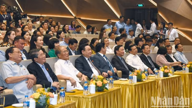 Председатель НС Выонг Динь Хюэ и руководители НС, министерств, центральных ведомств и отраслей на мероприятии. Фото: Зюи Линь