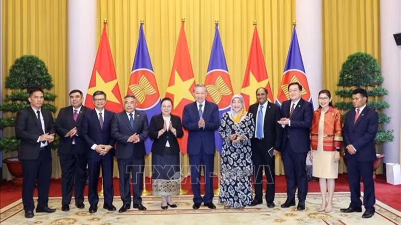 Президент Вьетнама То Лам, послы и поверенные в делах стран АСЕАН и Тимора-Лешти. Фото: ВИА