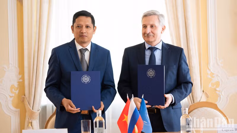 Ректор РГПУ им. А.И. Герцена Сергей Тарасов (справа) и директор Фонда содействия развитию русско-вьетнамского сотрудничества «Традиции и дружба» Нгуен Куок Хунг подписывают меморандум. Фото: Тхань Тхэ