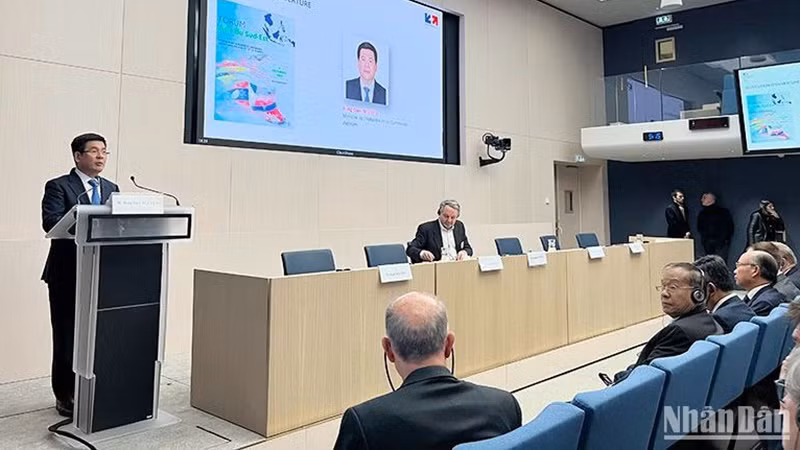 Министр промышленности и торговли Нгуен Хонг Зиен выступает на форуме Юго-Восточной Азии. Фото: Кхай Хоан