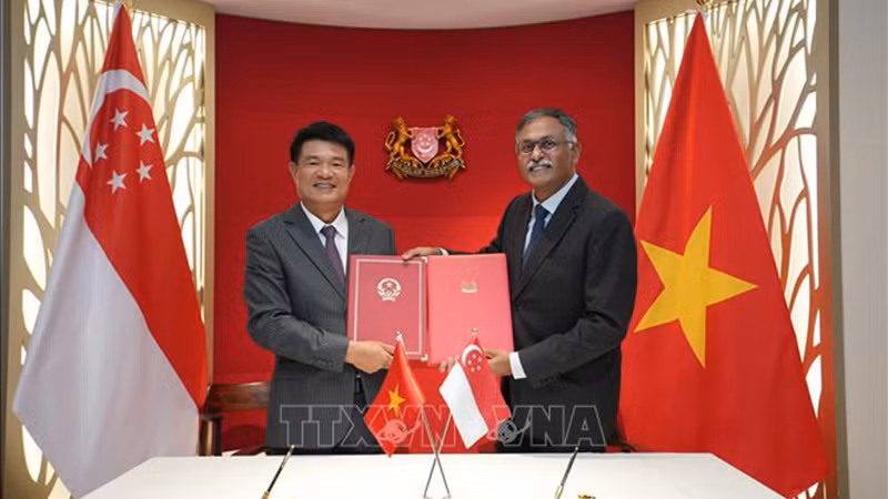 Генеральный прокурор Нгуен Хюи Тиен и Государственный министр Мурали Пиллаи С.К подписывают соглашение. Фото: ВИА