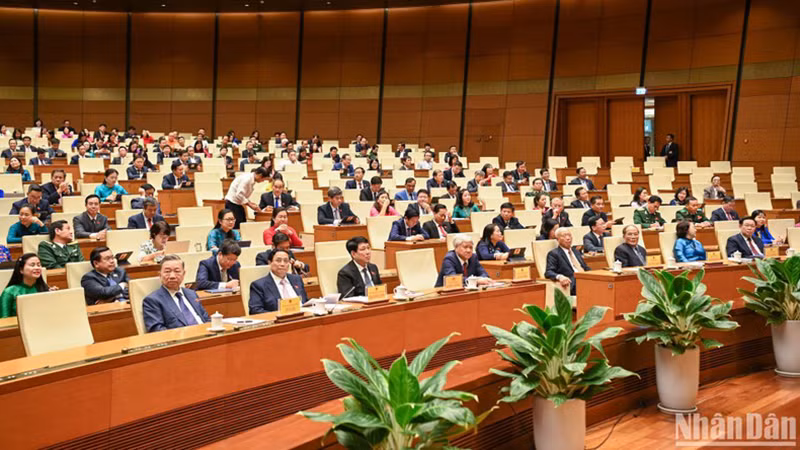 Действующие и бывшие руководители Партии, Государства и депутаты НС принимают участие в закрытии сессии. Фото: Зюи Линь