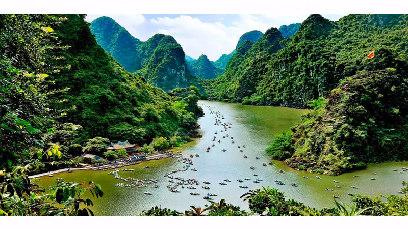 Комплекс достопримечательностей Чанган провинции Ниньбинь привлекает туристов благодаря величественным пейзажам. 