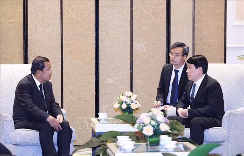 Постоянный член Секретариата ЦК КПВ Лыонг Кыонг и Председатель НПК Хун Сен. Фото: ВИА