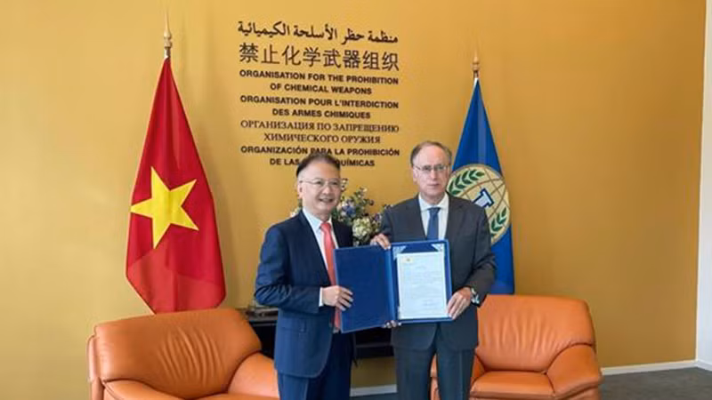 Посол Вьетнама в Нидерландах Нго Хыонг Нам (слева) и Генеральный директор OPCW Фернандо Ариас. Фото: ВИА