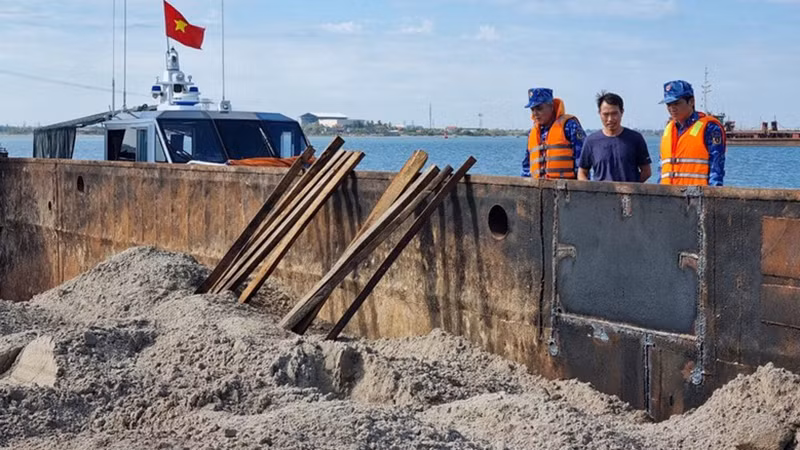 Силы береговой охраны задерживают судно, перевозившее 400 куб.м песка неизвестного происхождения. 