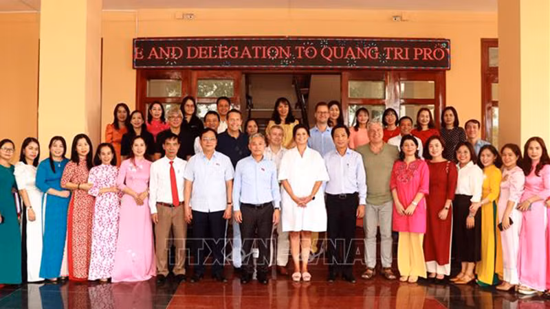 Председатель Сената Бельгии Стефани Д'Оз и учителя детского сада уезда Хыонгхоа фотографируются на память. Фото: ВИА Председатель Сената Бельгии Стефани Д'Оз и учителя детского сада уезда Хыонгхоа фотографируются на память. Фото: ВИА