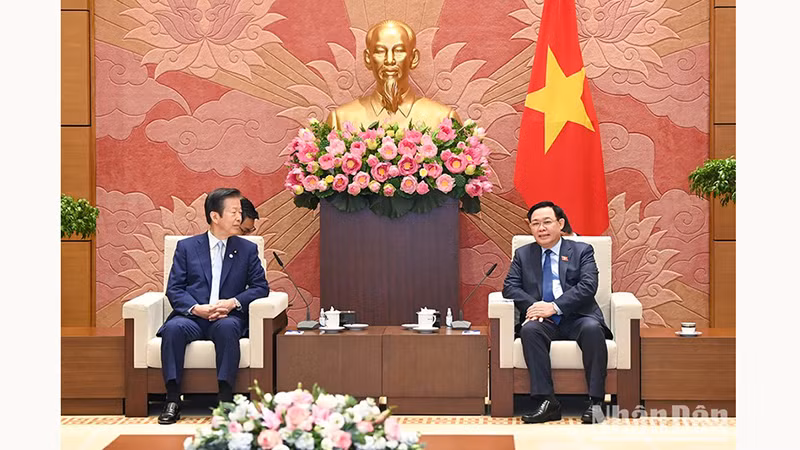 Председатель НС Выонг Динь Хюэ (справа) и Председатель партии «Комэйто» Ямагути Нацуо. Фото: Зюи Линь 