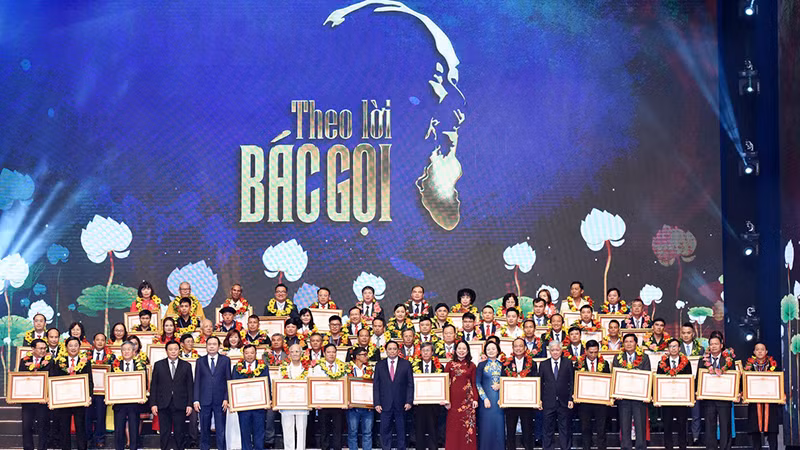 Премьер-министр Фам Минь Тьинь и Вице-президент Во Тхи Ань Суан вручают похвальные грамоты выдающимся передовикам в областях. Фото: Чан Хай