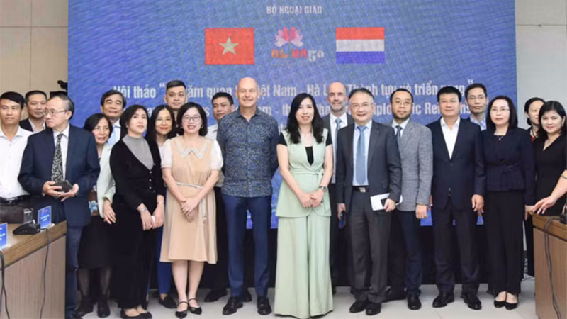 Делегаты фотографируются на память на семинаре.