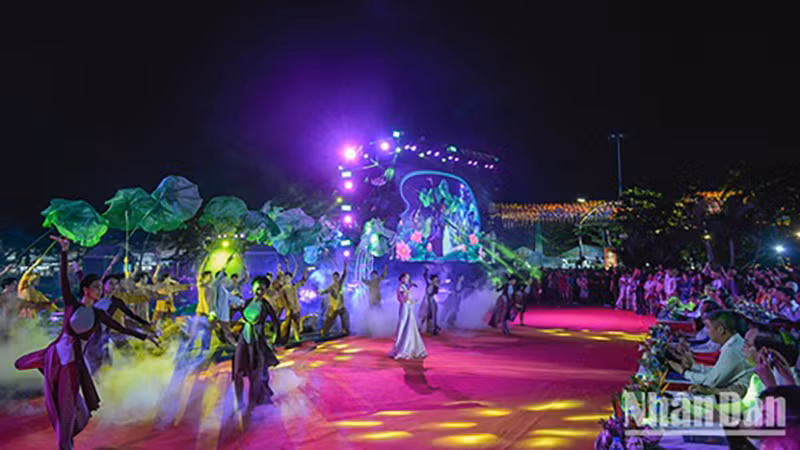 Вечером 12 июля открылся Ханойский фестиваль лотоса и представления продуктов OCOP, связанных с культурой северных горных провинций. Фото: Тхэ Дай