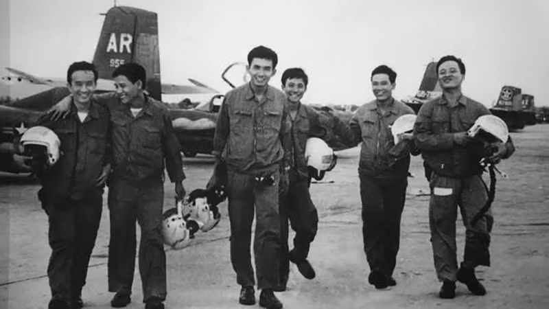 Эскадрилья «Куеттханг» в аэропорту Тханьшон (Фанранг) во второй половине дня ​​28 апреля 1975 года после атаки на аэропорт Таншоннят. Архивное фото: ВИА