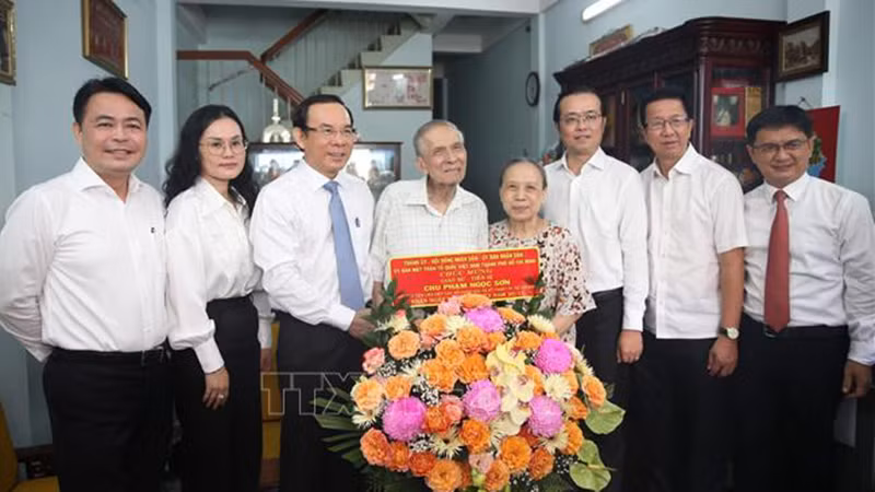 Секретарь Парткома г. Хошимина Нгуен Ван Нэн поздравляет профессора, кандидата наук Тьу Фам Нгок Шона с Днем вьетнамского учителя. Фото: ВИА