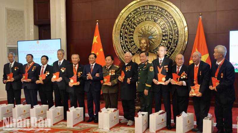 Вице-премьер, Министр иностранных дел Буй Тхань Шон и генерал-полковник Хоанг Суан Тьиен вручают подарки китайским ветеранам и экспертам. Вице-премьер, Министр иностранных дел Буй Тхань Шон и генерал-полковник Хоанг Суан Тьиен вручают подарки китайским ветеранам и экспертам.