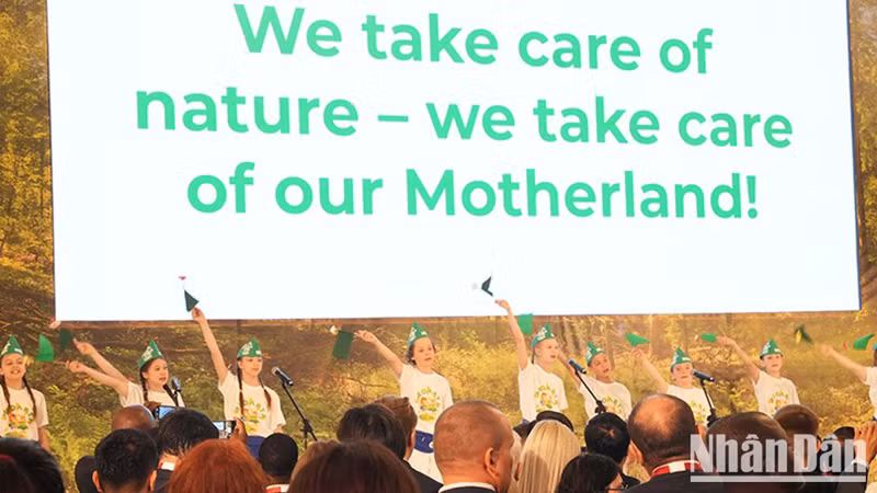 Художественный номер на открытии конгресса в исполнении российских детей. Фото: Суан Хынг