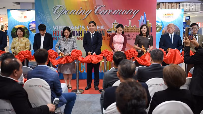 Делегаты разрезают ленту в знак открытия Недели вьетнамских товаров.