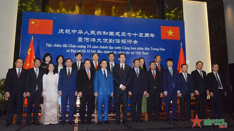 Делегаты фотографируются на память. Фото: qdnd.vn