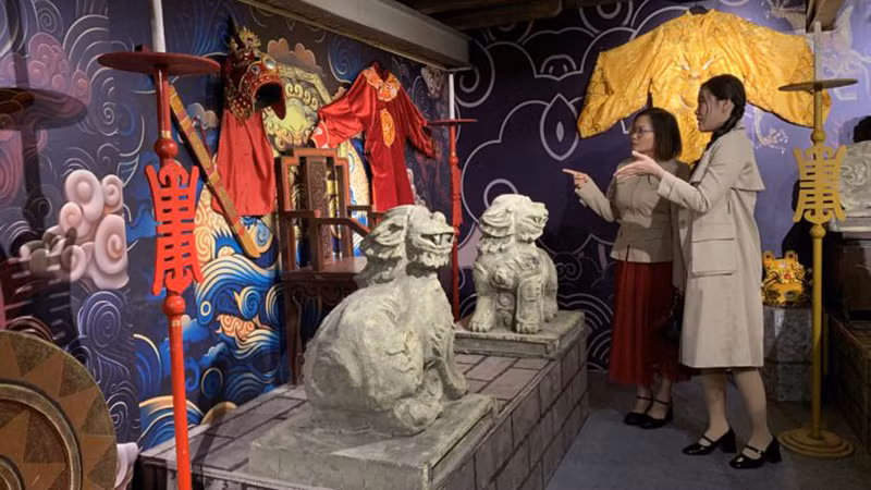 Туристы посещают художественное пространство пения «кайлыонг» в театре «Чуонгванг». Фото: laodong.vn 