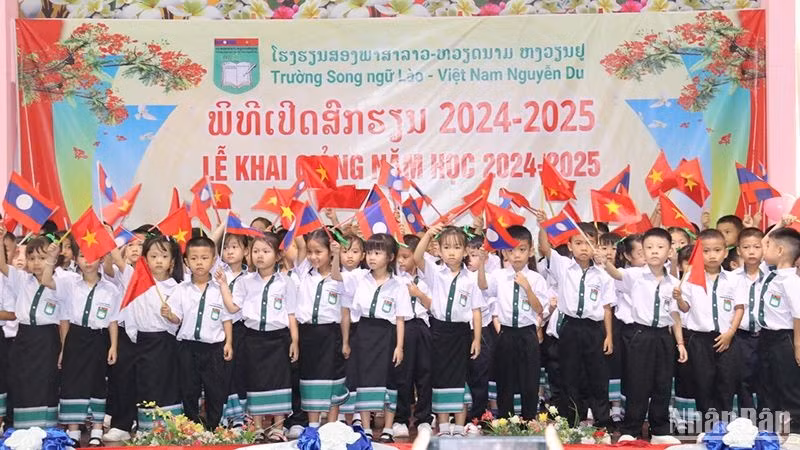 Первоклассники с радостью вступают в новый учебный год. Фото: Хай Тиен