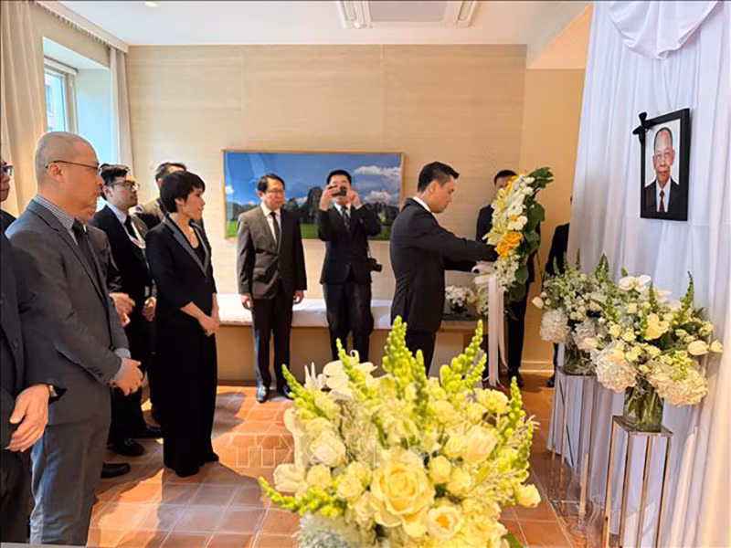 Посол Данг Хоанг Жанг возлагает венок в память о товарище Кхамтае Сипхандоне. Фото: ВИА