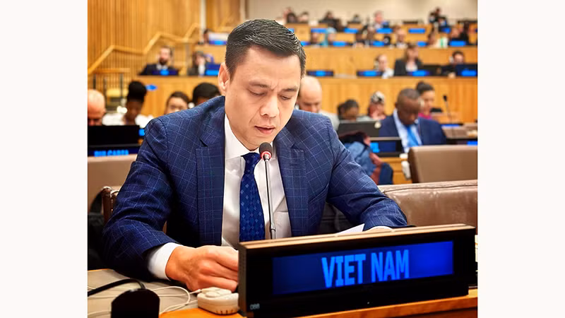 Посол Данг Хоанг Жанг выступает на дискуссии. Фото: ВИА