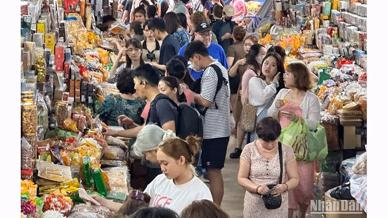Посетители делают покупки на рынке Хан. Фото: Ань Дао