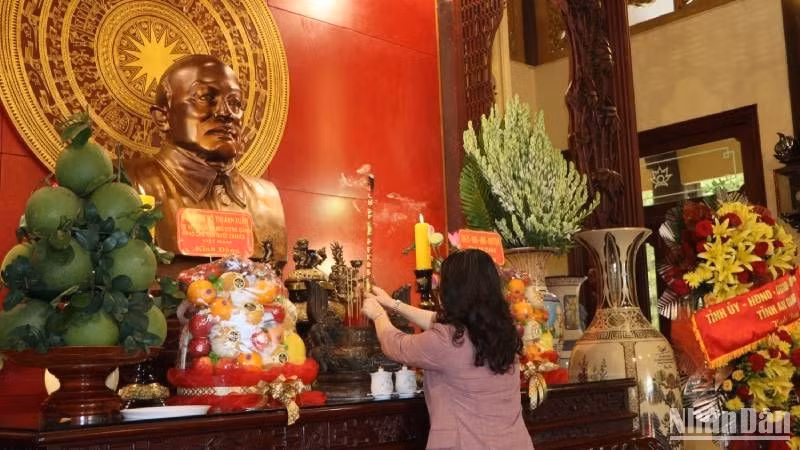 Вице-президент Во Тхи Ань Суан воскуряет благовония в память о Президенте Тон Дык Тханге.
