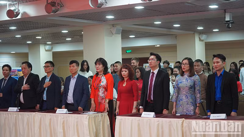 Учителя и делегаты участвуют в программе «Выражение признательности учителям» в России. Фото: Суан Хынг