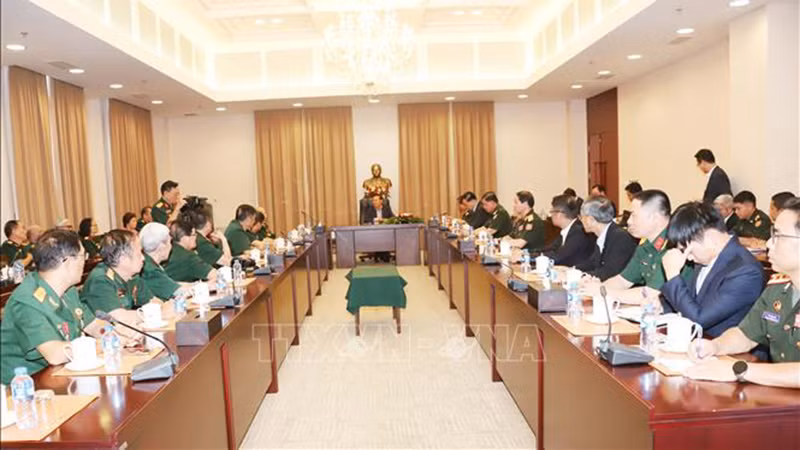 Генеральный секретарь ЦК НРПЛ, Президент Лаоса Тхонглун Сисулит принимает вьетнамскую делегацию. Фото: ВИА