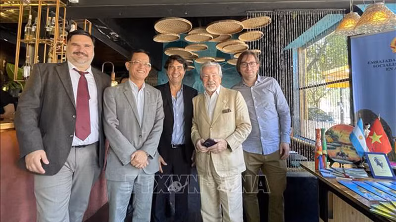 Посол Вьетнама в Аргентине Зыонг Куок Тхань и делегаты фотографируются на память. Фото: ВИА