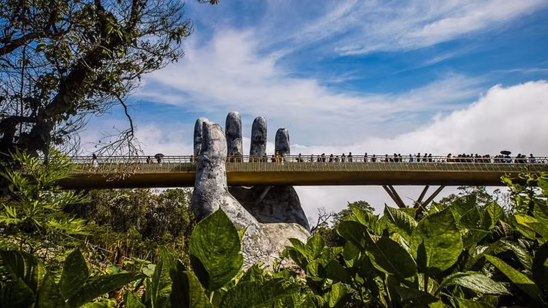 Золотой мост – это уникальное место, которое нельзя пропустить при посещении Дананга. Фото: vietnam.travel