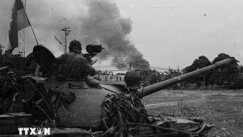 Пехотные и танковые подразделения входят в Сайгон по шоссе Бьенхоа. Фото: ВИА