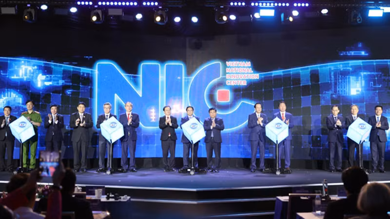 Делегаты нажимают кнопки в знак открытия VIIE 2023. Фото: VGP