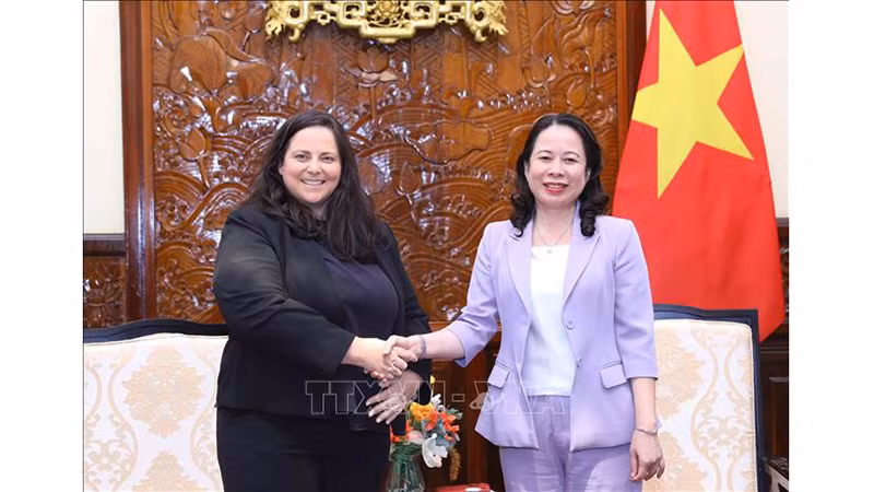 Вице-президент Во Тхи Ань Суан (слева) и председатель группы международного рынка корпорации Ford Motor Кей Харт. Фото: ВИА 