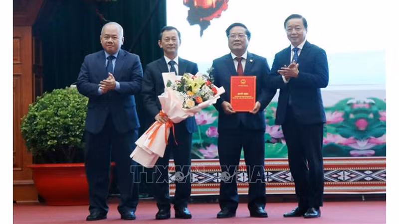 Вице-премьер Чан Хонг Ха вручает Решение об утверждении плана развития провинции Контум руководителям этой провинции. Фото: ВИА