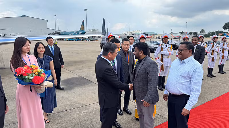 Должностные лица Вьетнама провожают Президента Шри-Ланки. Фото: htv.com.vn 