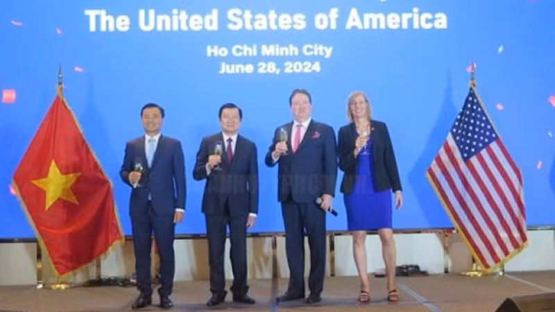 На церемонии присутствовали бывший Президент Чыонг Тан Шанг (второй слева) и Посол США во Вьетнаме Марк Кнаппер. Фото: congan.com.vn