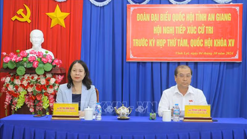 Вице-президент Во Тхи Ань Суан встречается с избирателями в уезде Тяутхань. Фото: ВИА 