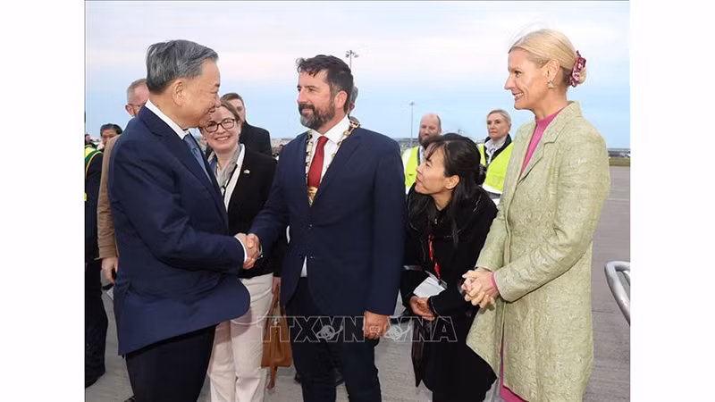 Ирландские руководители провожают Генерального секретаря ЦК КПВ, Президента Вьетнама То Лама в аэропорту. Фото: ВИА
