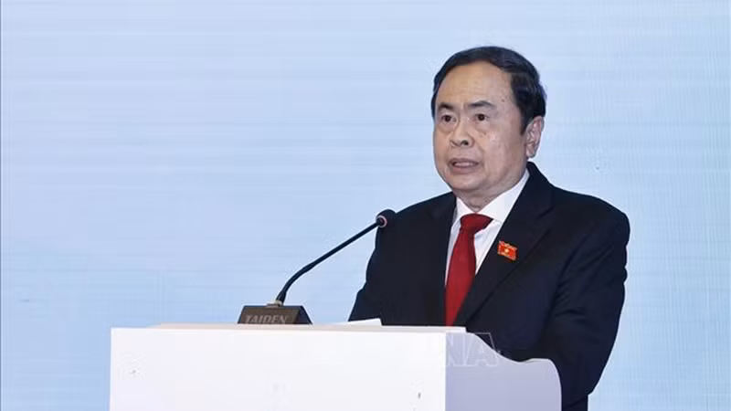 Председатель НС Чан Тхань Ман выступает с речью. Фото: ВИА