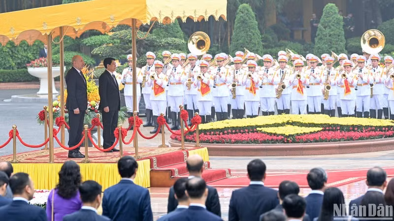 Исполняются государственные гимны. 