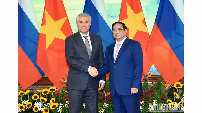 Премьер-министр Фам Минь Тьинь (справа) и Председатель Госдумы РФ Вячеслав Володин. Фото: Чан Хай