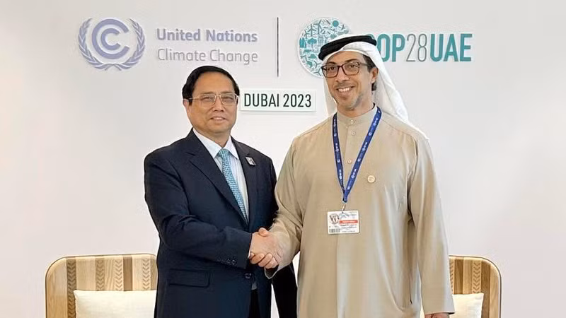 Премьер-министр Фам Минь Тьинь и Вице-президент ОАЭ шейх Мансур бин Заид Аль Нахайян.