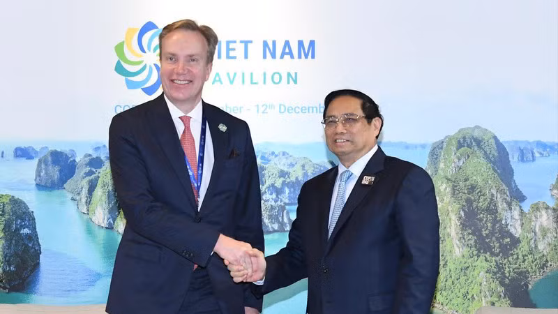 Премьер-министр Фам Минь Тьинь и Президент ВЭФ Борге Бренде.