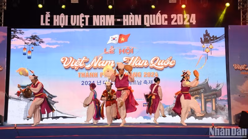 Художественный номер в исполнении южнокорейских артистов. Фото: Ань Дао